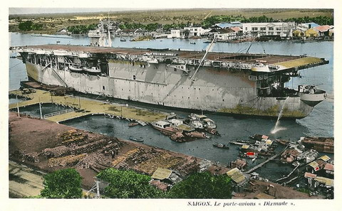 Tàu sân bay Arromanches của Pháp trên sông Sài Gòn, 1952.