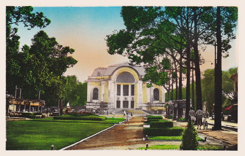 Toản cảnh khu vực nhà hát thành phố nhìn từ công viên phía trước.