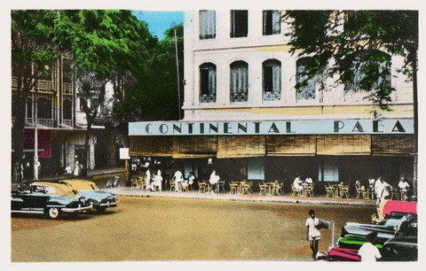 Quán cà phê nổi tiếng ở tầng trệt khách sạn Continental Palace, cạnh nhà hát thành phố.