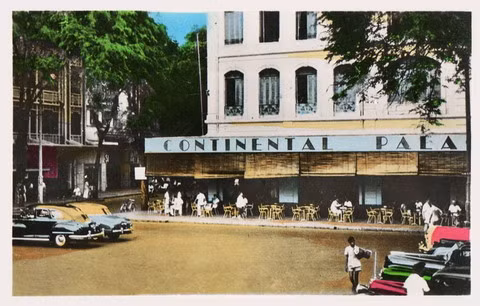 Quán cà phê nổi tiếng ở tầng trệt khách sạn Continental Palace, cạnh nhà hát thành phố.
