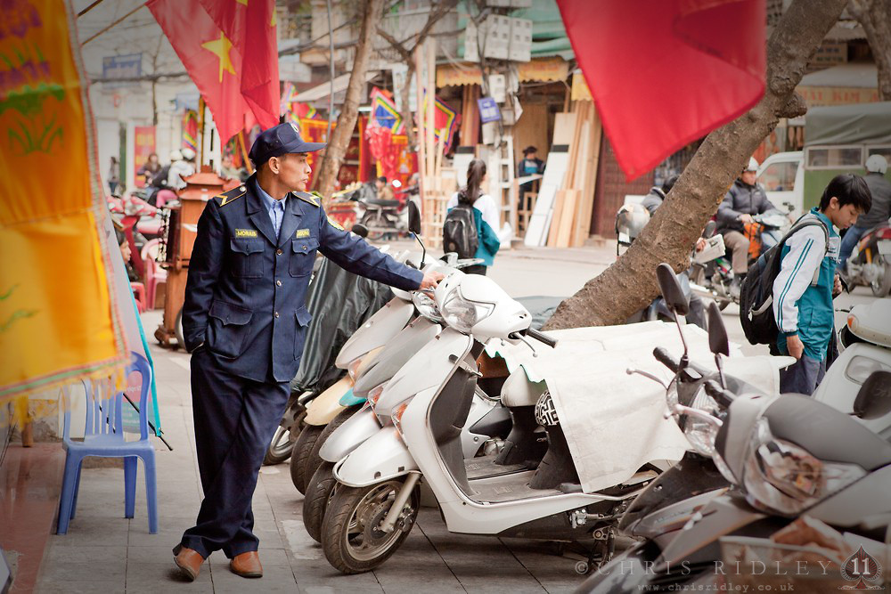 Trông xe máy trên vỉa hè, một nghề phổ biến Việt Nam nhưng hiếm gặp ở các nước khác.