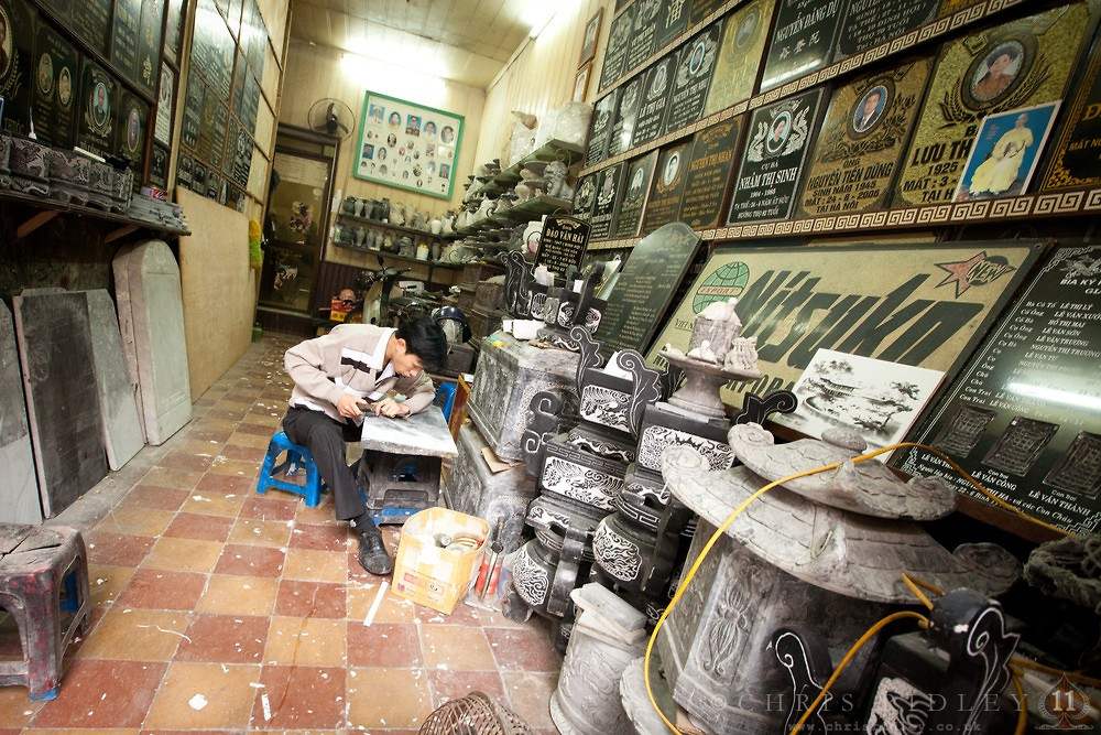 Nghề khắc bia mộ bằng đá đắt khách giữa trung tâm Hà Nội.