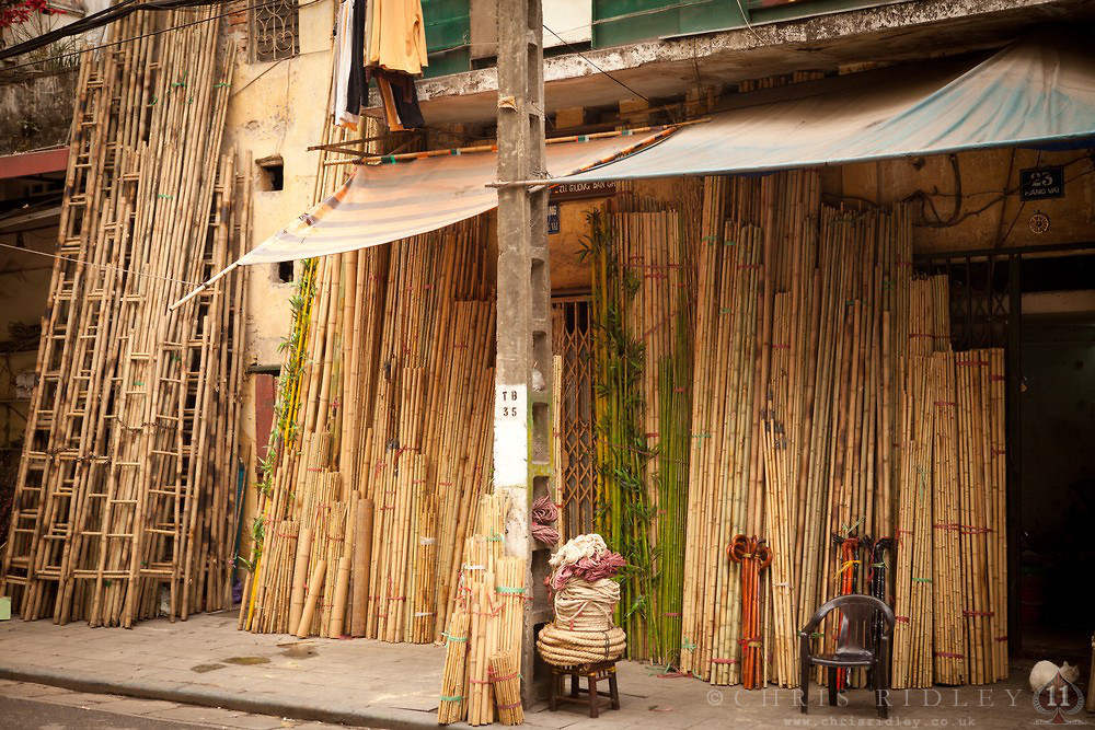 Những bó sào tre tạo nên cảnh tượng lạ mắt khi được bày bán trên phố Hàng Vải ở Hà Nội.