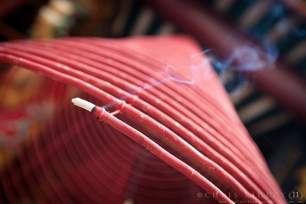 Vòng hương khổng lồ trong những ngôi chùa ở Hội An có thể cháy trong hơn một tháng trời.