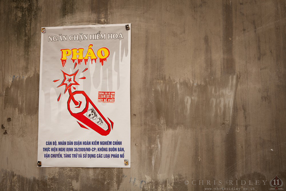 Áp phích "Ngăn chặn hiểm họa pháo" dán trên một bức tường.
