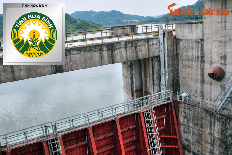  Logo của tỉnh Hòa Bình: Thủy điện Hòa Bình. Được xây dựng với sự trợ giúp của các chuyên gia Liên Xô, thủy điện Hoà Bình là nhà máy thủy điện lớn nhất Việt Nam và Đông Nam Á cho đến năm 2012.