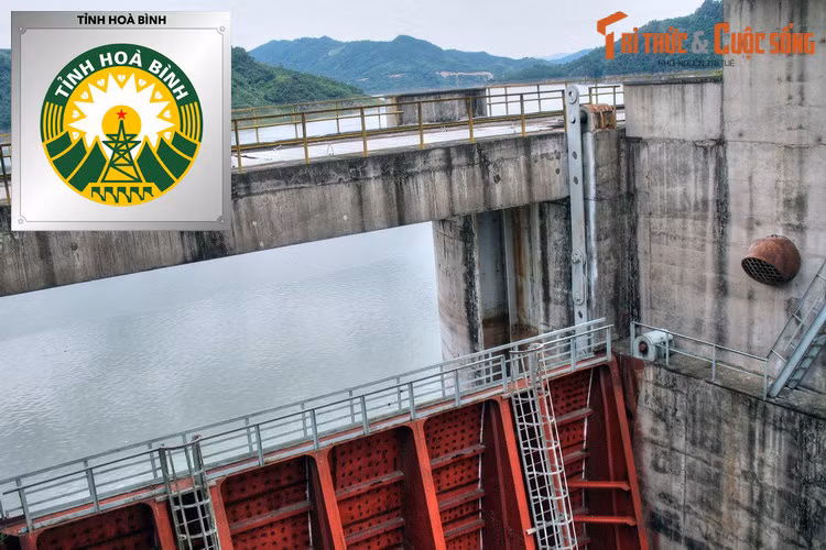  Logo của tỉnh Hòa Bình: Thủy điện Hòa Bình. Được xây dựng với sự trợ giúp của các chuyên gia Liên Xô, thủy điện Hoà Bình là nhà máy thủy điện lớn nhất Việt Nam và Đông Nam Á cho đến năm 2012.