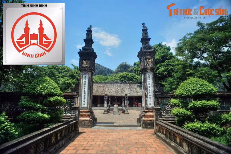  Logo của tỉnh Ninh Bình: Đền thờ vua Đinh Tiên Hoàng. Thờ vị hoàng đế đầu tiên của nước Việt Nam độc lập, đền vua Đinh có tầm quan trọng đặc biệt trong Di sản văn hóa và thiên nhiên thế giới - quần thể danh thắng Tràng An.