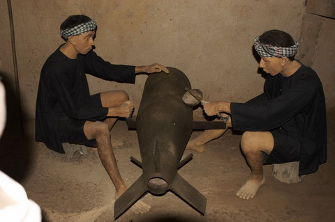 Mô hình mô phỏng cảnh các chiến sĩ Giải phóng xử lý một quả bom Mỹ chưa nổ. Thuốc nổ và vỏ thép của quả bom sẽ được tận dụng để làm thành các loại vũ khí hay đồ dùng sinh hoạt.