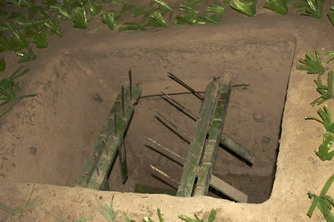 Một loại bẫy chông được thiết kế để đâm ngang thân người nào rơi xuống. Dù hiếm khi làm tử thương ngay lập tức, các loại bẫy kiểu này đã loại khỏi vòng chiến khá nhiều lính Mỹ.