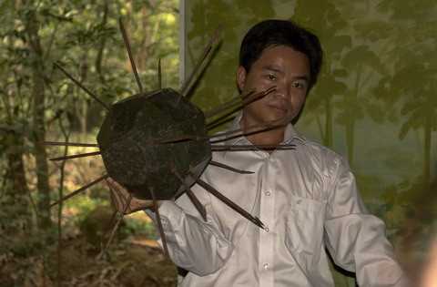 Quả cầu chông sắt này được treo trên cây, sẽ rơi xuống theo một đường vòng cung trúng vào người vô tình kích hoạt bẫy.