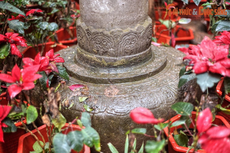 Phần bệ hình tròn, đường kính khoảng 70 cm, phía trên trang trí cánh sen.