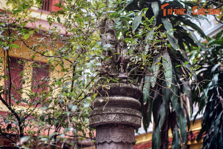 Đỉnh cột an trí cụm tượng Bồ Tát Quán Thế Âm cùng Thiện Tài, Long Nữ, được tạc bằng đá.