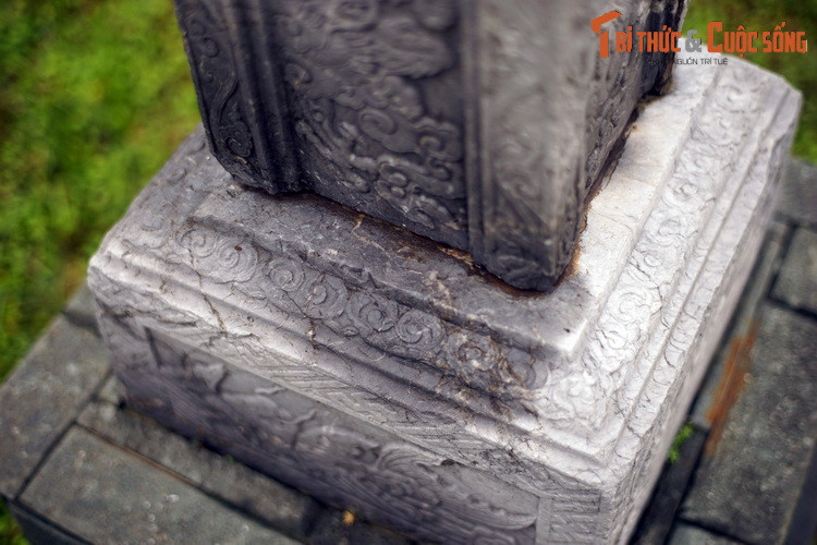 Về cơ bản, một cây hương đá gồm phần đế, phần thân và phần đỉnh. Trong đó phần đế nằm ở vị trí dưới cùng, diện tích bề mặt thường làm lớn hơn phần thân để tạo sự vững chắc. Dạng khá phổ biến là phần đế giật khoảng từ 1 đến 3 cấp.