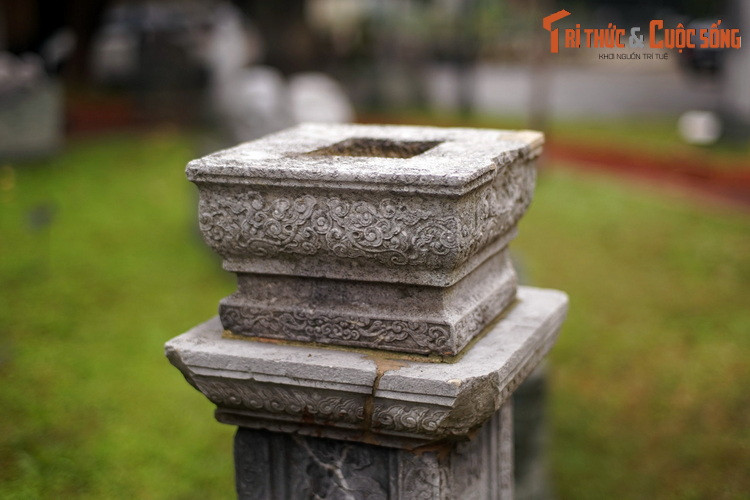 Phần đỉnh cây hương tạo dáng như hình bát hương. Phía trên đỉnh đục lỗ để đổ tro và cắm hương.