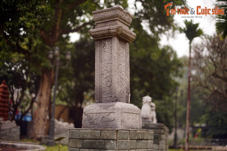 Phần thân nằm giữa phần đế và phần đỉnh, có mặt cắt ngang phổ biến là hình vuông, hiếm gặp hơn có hình lục giác, bát giác và hình tròn. Khoảng giữa thân thường là nơi khắc nội dung bài ký về mục đích tạo dựng cây hương.