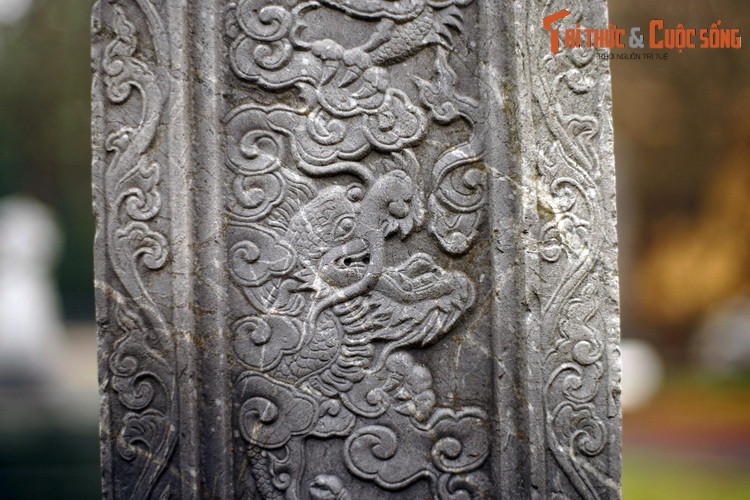 Tương tự bia đá, nhiều cây hương đá được trang trí bằng những họa tiết cầu kỳ. Kỹ thuật, thủ pháp chạm khắc thường được sử dụng là chạm nổi, chạm thủng, chạm nét.