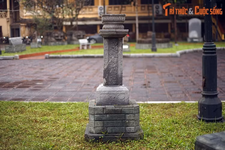 Theo nhà nghiên cứu Đỗ Minh Nghĩa (Viện Bảo tồn Di tích – Bộ Văn hóa Thể thao và Du lịch), cây hương đá được người xưa gọi bằng những cái tên khác nhau như “Thạch trụ hương”, “Thạch trụ đài”, “Thiên đài”, “Hương đài”, “Chúc đài”...