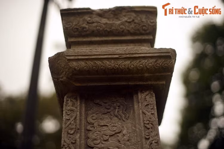 Phần lớn loại hình di vật này được chạm khắc công phu ở diềm phần thân, bộ phận thớt phía trên phần thân, bát hương. Các trang trí khá nghiêm luật, bố cục chặt chẽ, đăng đối.