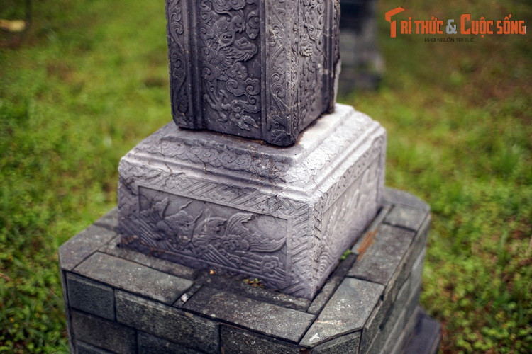 Chúng thường được đặt ở khoảng sân phía trước nơi thờ tự, mặt chính của di vật cùng hướng với mặt chính của di tích, với mục đích là thắp hương - dâng lên thần linh lòng sùng kính tối thượng của mình thông qua hương thơm.