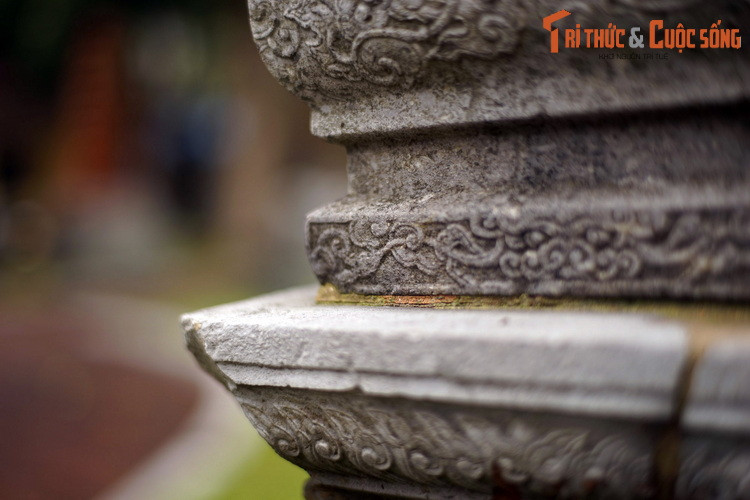 Cấu tạo của cây hương đá đa dạng cả về hình dáng lẫn kích thước, mỗi di vật mang một nét đặc trưng riêng mà không hề bị trùng lặp hoàn toàn với di vật khác. Dù vậy, việc tạo tác cây hương đá vẫn tuân theo nhưng quy chuẩn nhất định.