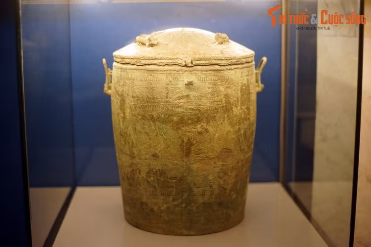 Xuất hiện trong trưng bày chuyên đề “Hổ trong mỹ thuật cổ Việt Nam” đang diễn ra ở Bảo tàng Lịch sử quốc gia Việt Nam, thạp đồng Vạn Thắng là cổ vật có giá trị đặc biệt của nền văn hóa Đông Sơn.