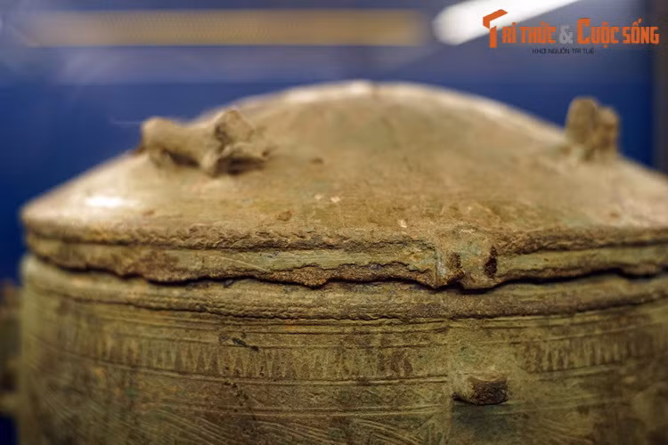 Theo các chuyên gia, có thể những chiếc thạp tạo tác công phu đã từng được người có địa vị trong cộng đồng dùng để đựng hạt giống hoặc làm đồ thờ tự.