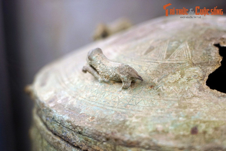 Việc đưa hình hổ vào vật dụng sinh hoạt cho thấy lối sống gần gũi với thiên nhiên, cũng như phản ánh mối quan hệ của người Việt cổ với loài hổ. Sống ở một địa bàn rừng núi hoang sơ, cha ông ta xưa hẳn là thường xuyên chạm mặt với loài mèo đáng sợ này.