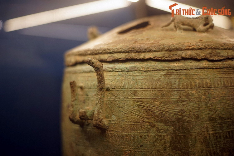 Chiếc thạp này được khai quật năm 1962 tại xã Vạn Thắng, huyện Cẩm Khê, tỉnh Phú Thọ, hiện tại được bảo quàn và trưng bày thường xuyên tại Bảo tàng Hùng Vương, Khu di tích quốc gia đặc biệt Đền Hùng.