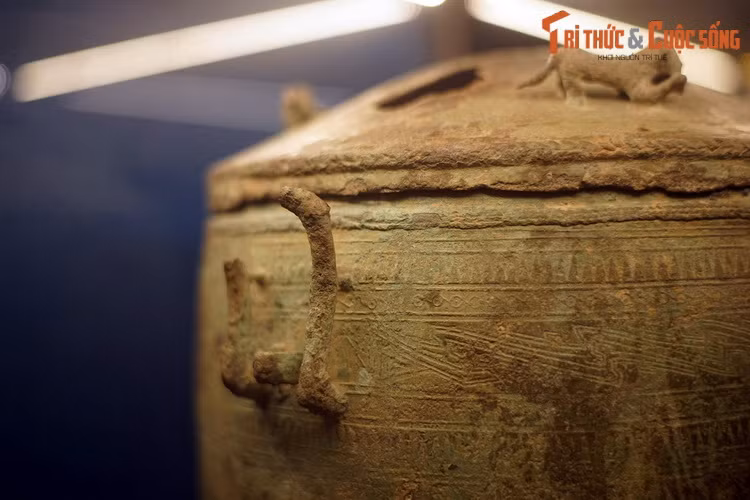 Chiếc thạp này được khai quật năm 1962 tại xã Vạn Thắng, huyện Cẩm Khê, tỉnh Phú Thọ, hiện tại được bảo quàn và trưng bày thường xuyên tại Bảo tàng Hùng Vương, Khu di tích quốc gia đặc biệt Đền Hùng.