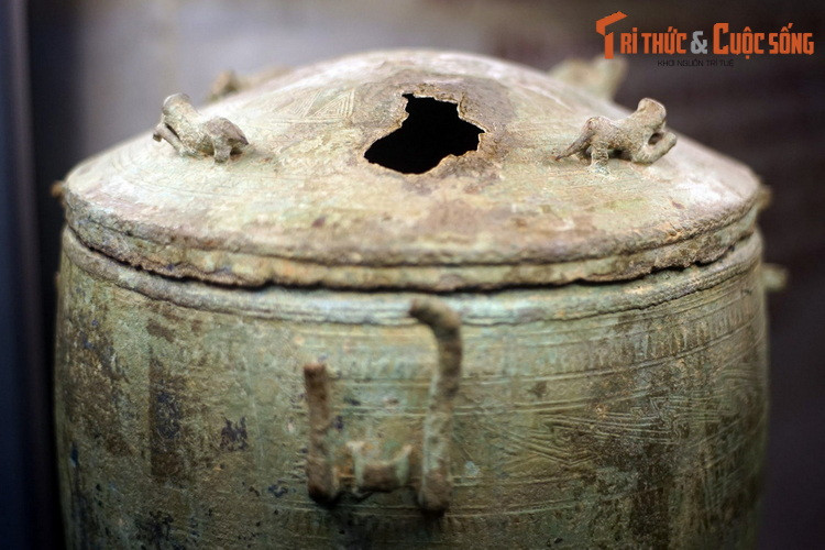 Cùng với trống đồng, thạp đồng là một loại hình đặc sắc của văn hóa Đông Sơn. Cho đến nay, gần 300 chiếc thạp đồng Đông Sơn đã được phát hiện suốt từ miền núi Lào Cai – Yên Bái đến Thanh Hóa – Nghệ An.