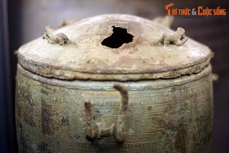 Cùng với trống đồng, thạp đồng là một loại hình đặc sắc của văn hóa Đông Sơn. Cho đến nay, gần 300 chiếc thạp đồng Đông Sơn đã được phát hiện suốt từ miền núi Lào Cai – Yên Bái đến Thanh Hóa – Nghệ An.