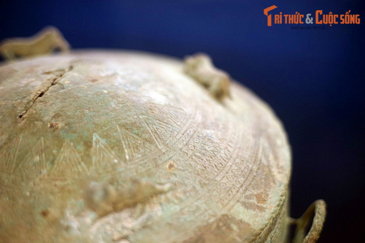 Mục đích sử dụng thạp đồng Đông Sơn vẫn là điều bí ẩn. Một số thạp được phát hiện có tro cốt, xương người và đồ tùy táng bên trong, dường như có vai trò như một chiếc quan tài.