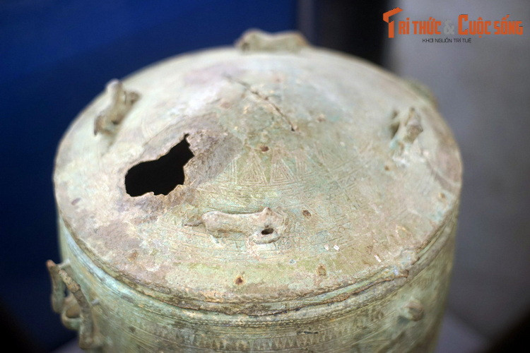 Hiện vật có niên đại cách ngày nay 2.000-2.300 năm, gồm hai phần thân thạp và nắp thạp. Nét đặc sắc nhất nằm ở phần nắp, với bốn khối tượng hổ cắp mồi nằm ở bốn góc.