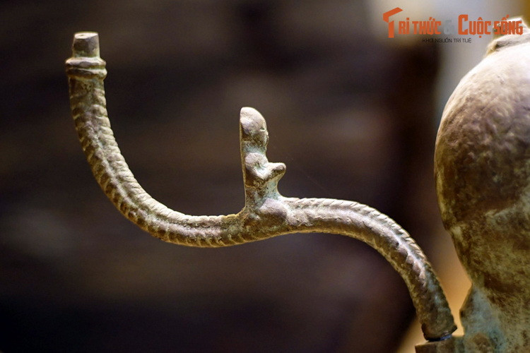 Theo nghiên cứu của Tiến sĩ Phạm Quốc Quân, cây đèn thuộc nền văn hóa “Hậu Đông Sơn”, kế thừa và đậm chất Đông Sơn. Đây là cây đèn đồng lớn nhất trong số ít hiện vật cùng loại, thể hiện kỹ thuật đúc khéo léo và phản ánh thẩm mỹ cao của cư dân cổ ở Việt Nam cách đây 2 thiên niên kỷ.