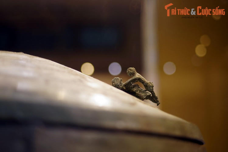 Theo cố GS Ngô Đức Thịnh, hình ảnh tính giao trên thạp đồng thể hiện quan điểm vũ trụ luận của cư dân trồng trọt rất rõ: “Họ luôn mong muốn sự sinh sôi nảy nở – điều chỉ có khi âm dương hài hòa. Trời đất mưa thuận gió hòa. Cây cối sinh sôi nảy nở…”.