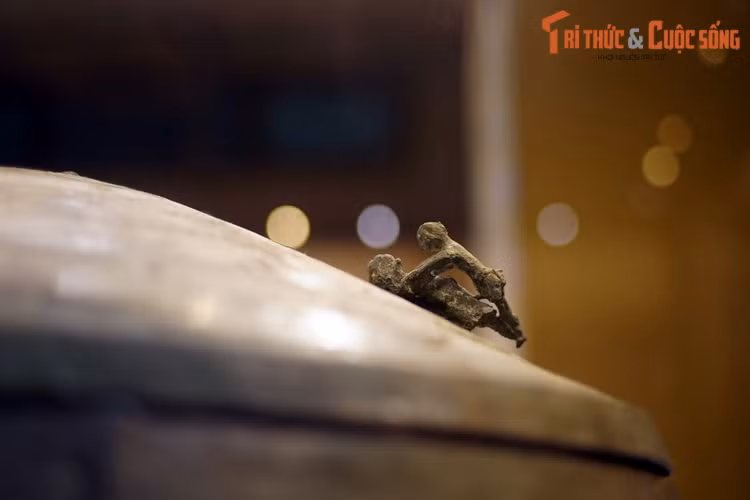 Theo cố GS Ngô Đức Thịnh, hình ảnh tính giao trên thạp đồng thể hiện quan điểm vũ trụ luận của cư dân trồng trọt rất rõ: “Họ luôn mong muốn sự sinh sôi nảy nở – điều chỉ có khi âm dương hài hòa. Trời đất mưa thuận gió hòa. Cây cối sinh sôi nảy nở…”.