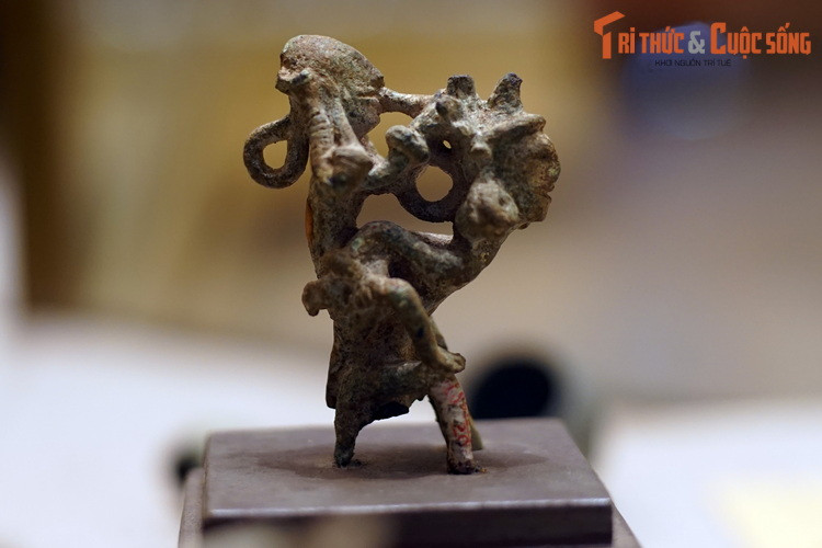 1. Tượng đồng hai người cõng nhau thổi khèn là tên gọi của một Bảo vật quốc gia độc đáo đang được lưu giữ tại Bảo tàng Lịch sử Quốc gia. Hiện vật thuộc nền văn hóa Đông Sơn, niên đại 2500 - 2000 năm trước, được các nhà khảo cổ Pháp tìm thấy ở di chỉ Đông Sơn đầu thế kỷ 20.