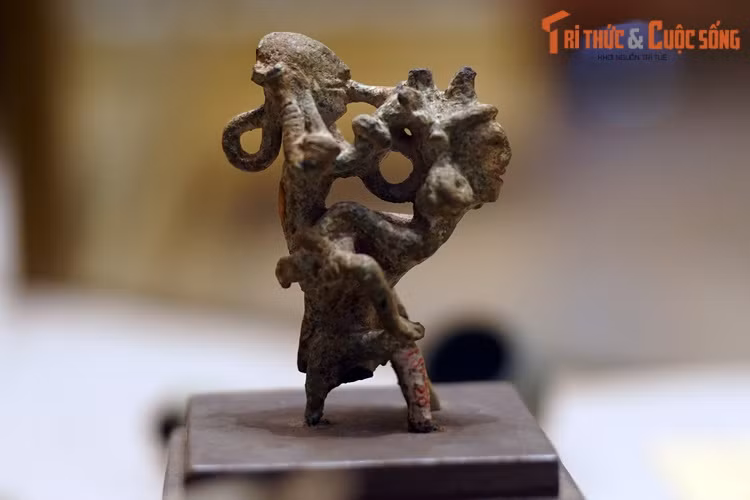 1. Tượng đồng hai người cõng nhau thổi khèn là tên gọi của một Bảo vật quốc gia độc đáo đang được lưu giữ tại Bảo tàng Lịch sử Quốc gia. Hiện vật thuộc nền văn hóa Đông Sơn, niên đại 2500 - 2000 năm trước, được các nhà khảo cổ Pháp tìm thấy ở di chỉ Đông Sơn đầu thế kỷ 20.