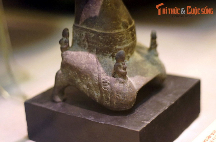 Theo nhà nghiên cứu O.Jane, bức tượng thể hiện hình ảnh một vị thần. Có ý kiến lại cho rằng cây đèn thể hiện ảnh hưởng văn hóa Hán thời đầu Bắc thuộc và người đàn ông quỳ là một tù binh Hung Nô bị bắt và trở thành người hầu bê đèn.