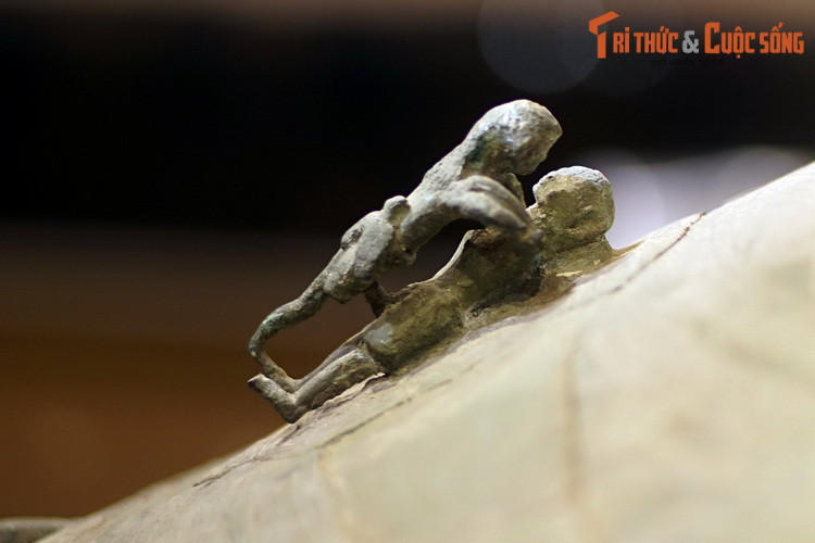 Hai trong bốn cặp tượng còn nguyên vẹn, thể hiện hình ảnh người đàn ông xõa tóc, đóng khố, ngang hông đeo dao găm, đóng khố, người phụ nữ mặc váy ngắn. Bộ phận sinh dục của nam giới được thể hiện rất to và rõ nét.