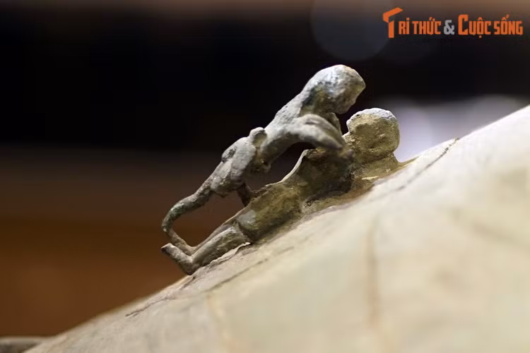 Hai trong bốn cặp tượng còn nguyên vẹn, thể hiện hình ảnh người đàn ông xõa tóc, đóng khố, ngang hông đeo dao găm, đóng khố, người phụ nữ mặc váy ngắn. Bộ phận sinh dục của nam giới được thể hiện rất to và rõ nét.