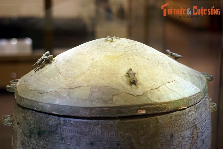 2. Bảo vật quốc gia - thạp Đào Thịnh có niên đại từ 2.500 - 2.000 trước, được phát hiện ở xã Đào Thịnh, huyện Trấn Yên, tỉnh Yên Bái năm 1961. Nét đặc sắc nhất của hiện vật là trên nắp thạp có 4 cặp tượng trai gái đang giao hoan.