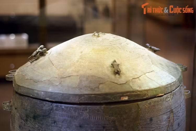 2. Bảo vật quốc gia - thạp Đào Thịnh có niên đại từ 2.500 - 2.000 trước, được phát hiện ở xã Đào Thịnh, huyện Trấn Yên, tỉnh Yên Bái năm 1961. Nét đặc sắc nhất của hiện vật là trên nắp thạp có 4 cặp tượng trai gái đang giao hoan.