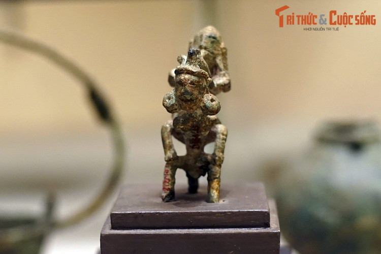 Mặc dù nhỏ, nhưng bức tượng lại là tuyệt tác về nghệ thuật đúc đồng. Tượng có cấu trúc hình học khá phức tạp nhưng lại được đúc liền khối chứ không chắp vá. Điều này chứng tỏ kỹ nghệ làm khuôn rất giỏi, khuôn ghép từ nhiều bộ phận nhỏ, khi đúc nước đồng vẫn điền đầy chi tiết.