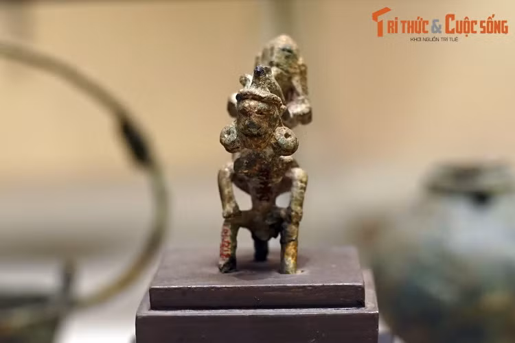 Mặc dù nhỏ, nhưng bức tượng lại là tuyệt tác về nghệ thuật đúc đồng. Tượng có cấu trúc hình học khá phức tạp nhưng lại được đúc liền khối chứ không chắp vá. Điều này chứng tỏ kỹ nghệ làm khuôn rất giỏi, khuôn ghép từ nhiều bộ phận nhỏ, khi đúc nước đồng vẫn điền đầy chi tiết.