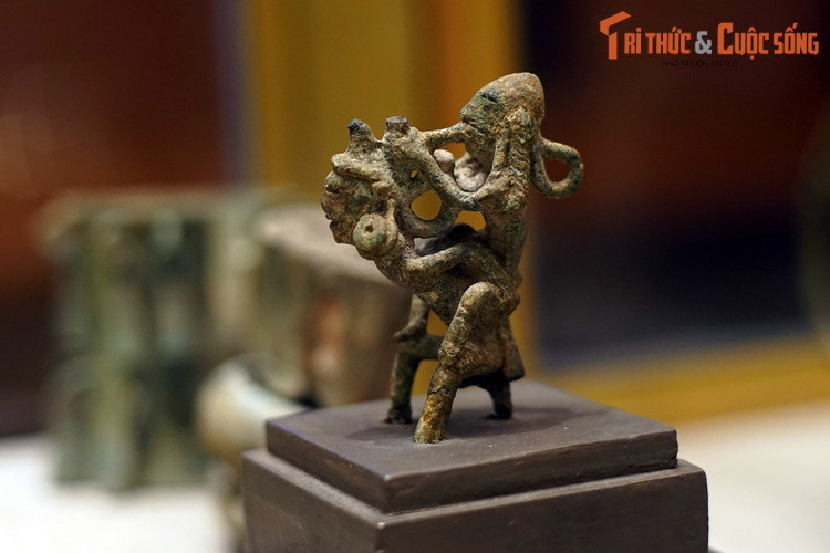 Các nhà nghiên cứu đánh giá đây là tiêu bản hiếm hoi về nghệ thuật tượng tròn thời Đông Sơn, phản ánh về sinh hoạt âm nhạc mang đậm yếu tố truyền thống khởi nguồn từ xa xưa đến nay còn đọng lại trong nhiều dân tộc thiểu số Việt Nam.