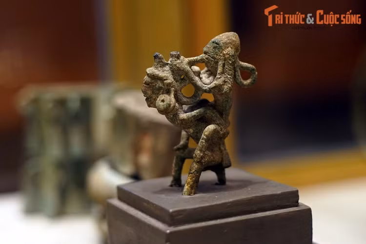 Các nhà nghiên cứu đánh giá đây là tiêu bản hiếm hoi về nghệ thuật tượng tròn thời Đông Sơn, phản ánh về sinh hoạt âm nhạc mang đậm yếu tố truyền thống khởi nguồn từ xa xưa đến nay còn đọng lại trong nhiều dân tộc thiểu số Việt Nam.