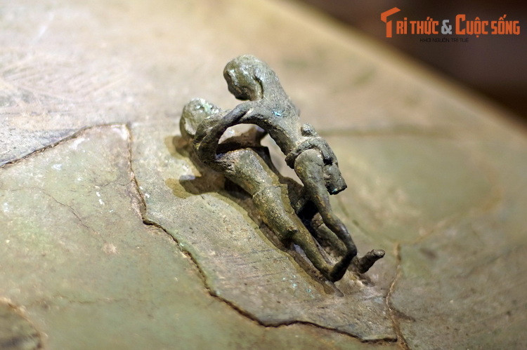 Có thể nói rằng, không có một hiện vật nào của nền văn hóa Đông Sơn lại miêu tả cảnh người Việt cổ giao hoan chân thực và sinh động như thế.