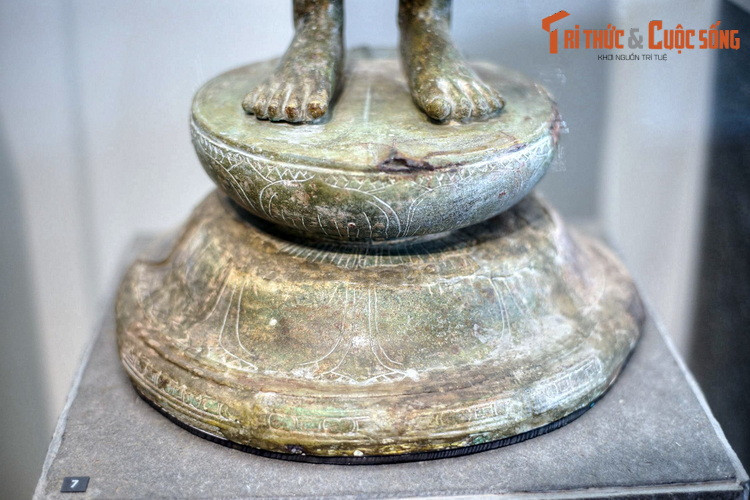 Bệ tượng hình tròn hai tầng có tạc hình các cánh sen bao quanh. Phần trên của bệ là khối bán cầu ở thế ngửa lên. Phần dưới bệ có hình tròn lớn hơn như miệng chuông úp xuống. Chân tượng được đóng chặt vào bệ bằng những chiếc mộng đặt dưới lòng đôi bàn chân bằng phẳng.